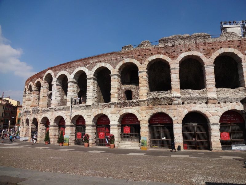 Travel-Bug Bites - Juliet's Balcony, Verona - Tassie Devil Abroad