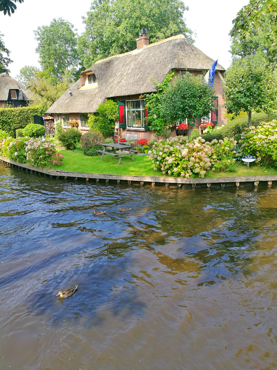 Rebentando os mitos e dando-lhe os fatos sobre a visita de Giethoorn, a cidade holandesa com 'estradas''no roads'