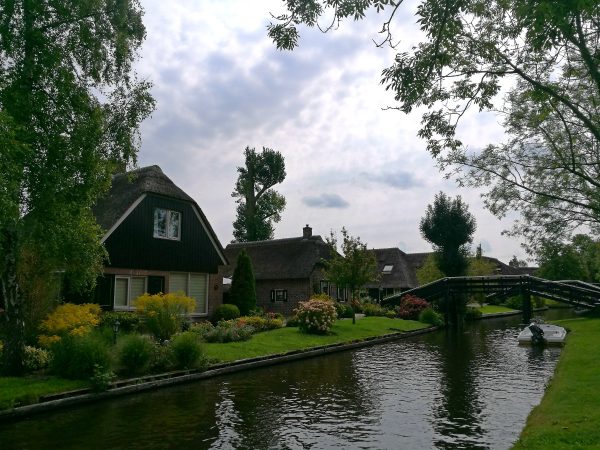 Rebentando os mitos e dando-lhe os fatos sobre a visita de Giethoorn, a cidade holandesa com 'estradas''no roads'