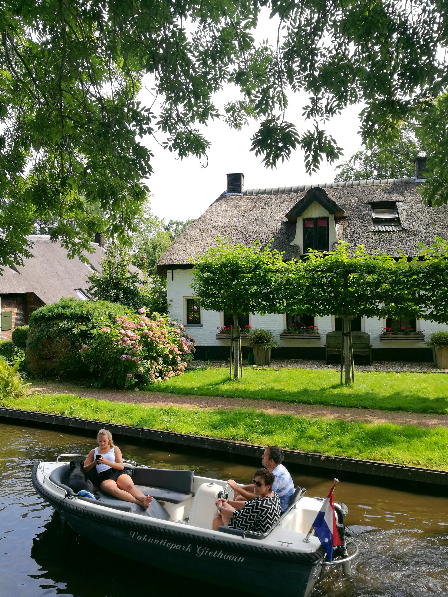 Rebentando os mitos e dando-lhe os fatos sobre a visita de Giethoorn, a cidade holandesa com 'estradas''no roads'