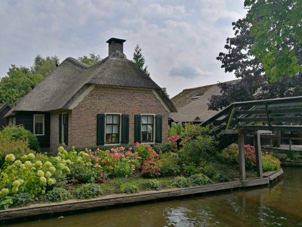 Rebentando os mitos e dando-lhe os fatos sobre a visita de Giethoorn, a cidade holandesa com 'estradas''no roads'