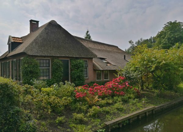 Rebentando os mitos e dando-lhe os fatos sobre a visita de Giethoorn, a cidade holandesa com 'estradas''no roads'