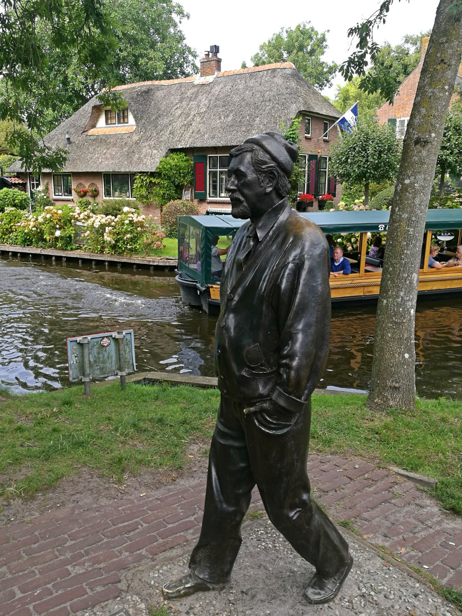 Rebentando os mitos e dando-lhe os fatos sobre a visita de Giethoorn, a cidade holandesa com 'estradas''no roads'