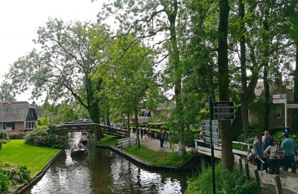 Rebentando os mitos e dando-lhe os fatos sobre a visita de Giethoorn, a cidade holandesa com 'estradas''no roads'