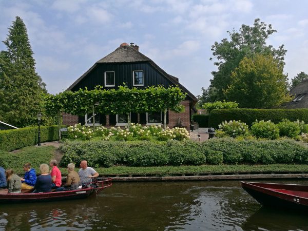 Rebentando os mitos e dando-lhe os fatos sobre a visita de Giethoorn, a cidade holandesa com 'estradas''no roads'