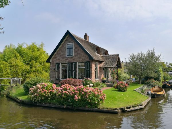 Rebentando os mitos e dando-lhe os fatos sobre a visita de Giethoorn, a cidade holandesa com 'estradas''no roads'