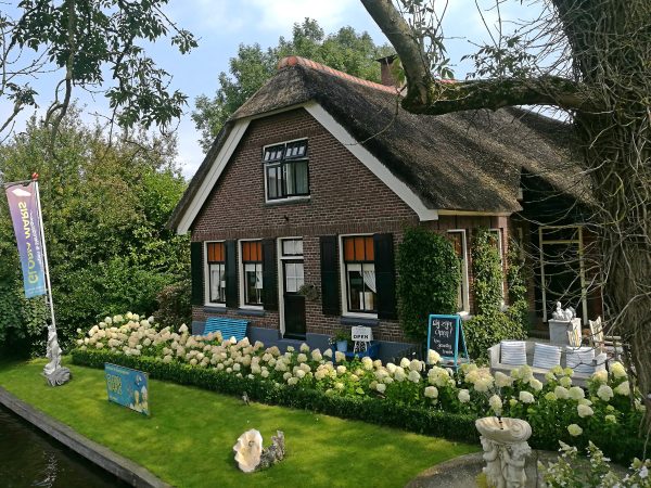 Rebentando os mitos e dando-lhe os fatos sobre a visita de Giethoorn, a cidade holandesa com 'estradas''no roads'