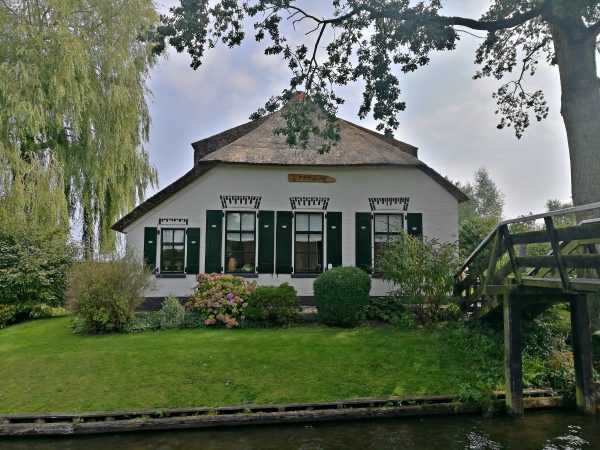 Rebentando os mitos e dando-lhe os fatos sobre a visita de Giethoorn, a cidade holandesa com 'estradas''no roads'