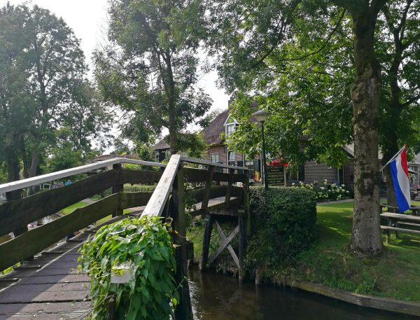 Rebentando os mitos e dando-lhe os fatos sobre a visita de Giethoorn, a cidade holandesa com 'estradas''no roads'