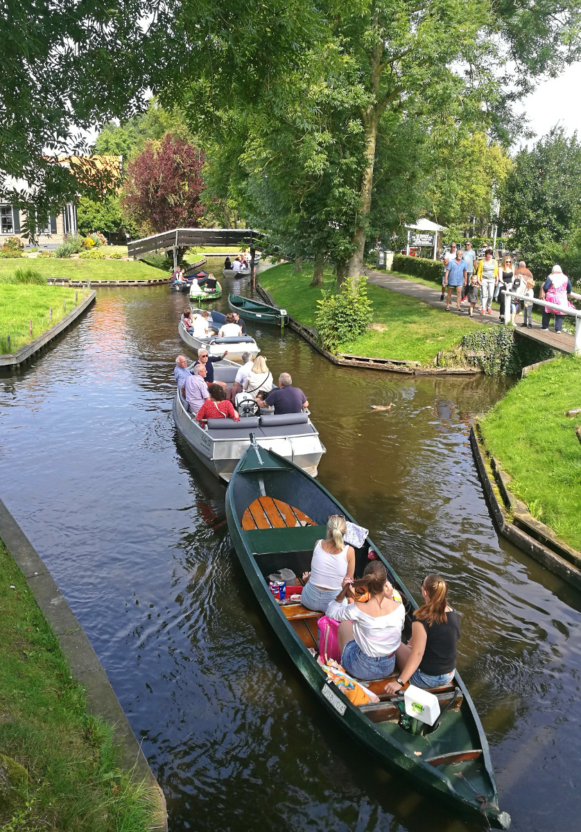 Rebentando os mitos e dando-lhe os fatos sobre a visita de Giethoorn, a cidade holandesa com 'estradas''no roads'