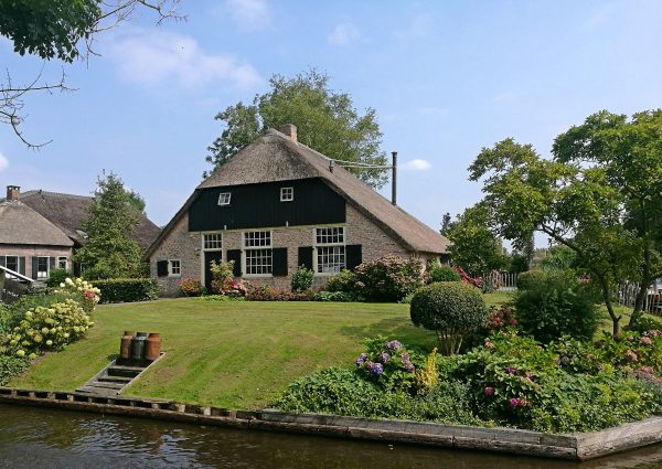 Rebentando os mitos e dando-lhe os fatos sobre a visita de Giethoorn, a cidade holandesa com 'estradas''no roads'