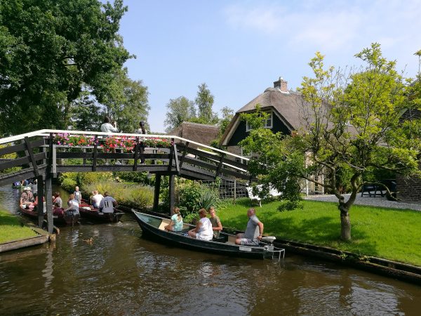 Rebentando os mitos e dando-lhe os fatos sobre a visita de Giethoorn, a cidade holandesa com 'estradas''no roads'