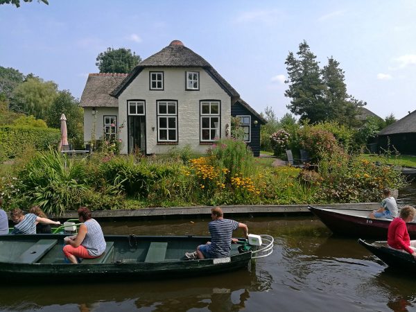 Rebentando os mitos e dando-lhe os fatos sobre a visita de Giethoorn, a cidade holandesa com 'estradas''no roads'