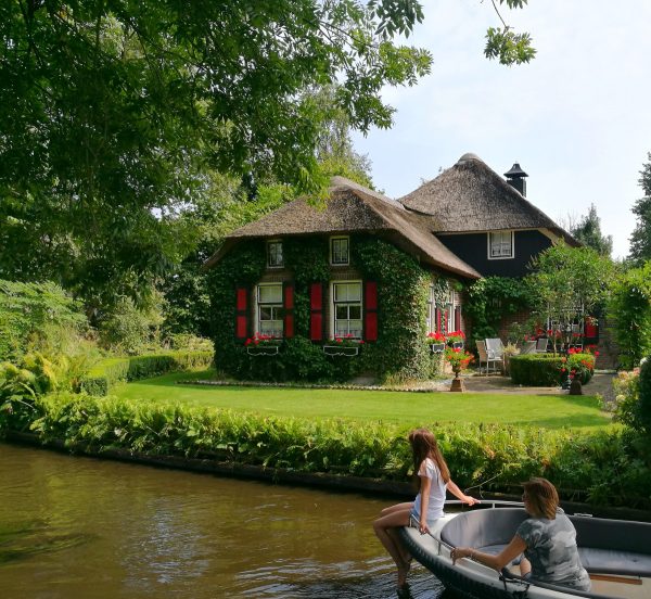 Rebentando os mitos e dando-lhe os fatos sobre a visita de Giethoorn, a cidade holandesa com 'estradas''no roads'