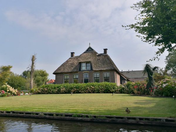 Rebentando os mitos e dando-lhe os fatos sobre a visita de Giethoorn, a cidade holandesa com 'estradas''no roads'