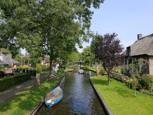 Rebentando os mitos e dando-lhe os fatos sobre a visita de Giethoorn, a cidade holandesa com 'estradas''no roads'