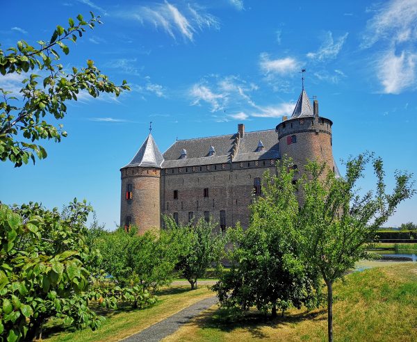 Find out everything you need to know about visiting the beautiful Dutch castle Muiderslot in the town of Muiden!