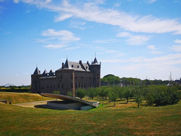 Find out everything you need to know about visiting the beautiful Dutch castle Muiderslot in the town of Muiden!