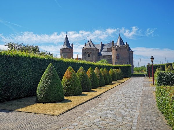 Find out everything you need to know about visiting the beautiful Dutch castle Muiderslot in the town of Muiden!