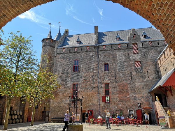 Find out everything you need to know about visiting the beautiful Dutch castle Muiderslot in the town of Muiden!