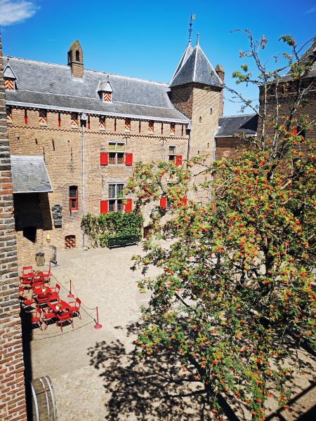 Find out everything you need to know about visiting the beautiful Dutch castle Muiderslot in the town of Muiden!