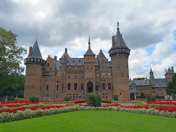 Everything you need to know about visiting Castle de Haar, the prettiest castle in the Netherlands!