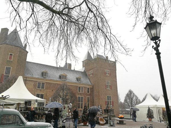 Want to visit a Christmas market in a castle?! You can at Castle Assumburg in the Netherlands! Find out how here. 
