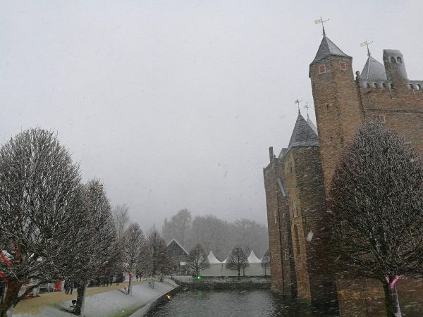 Want to visit a Christmas market in a castle?! You can at Castle Assumburg in the Netherlands! Find out how here.