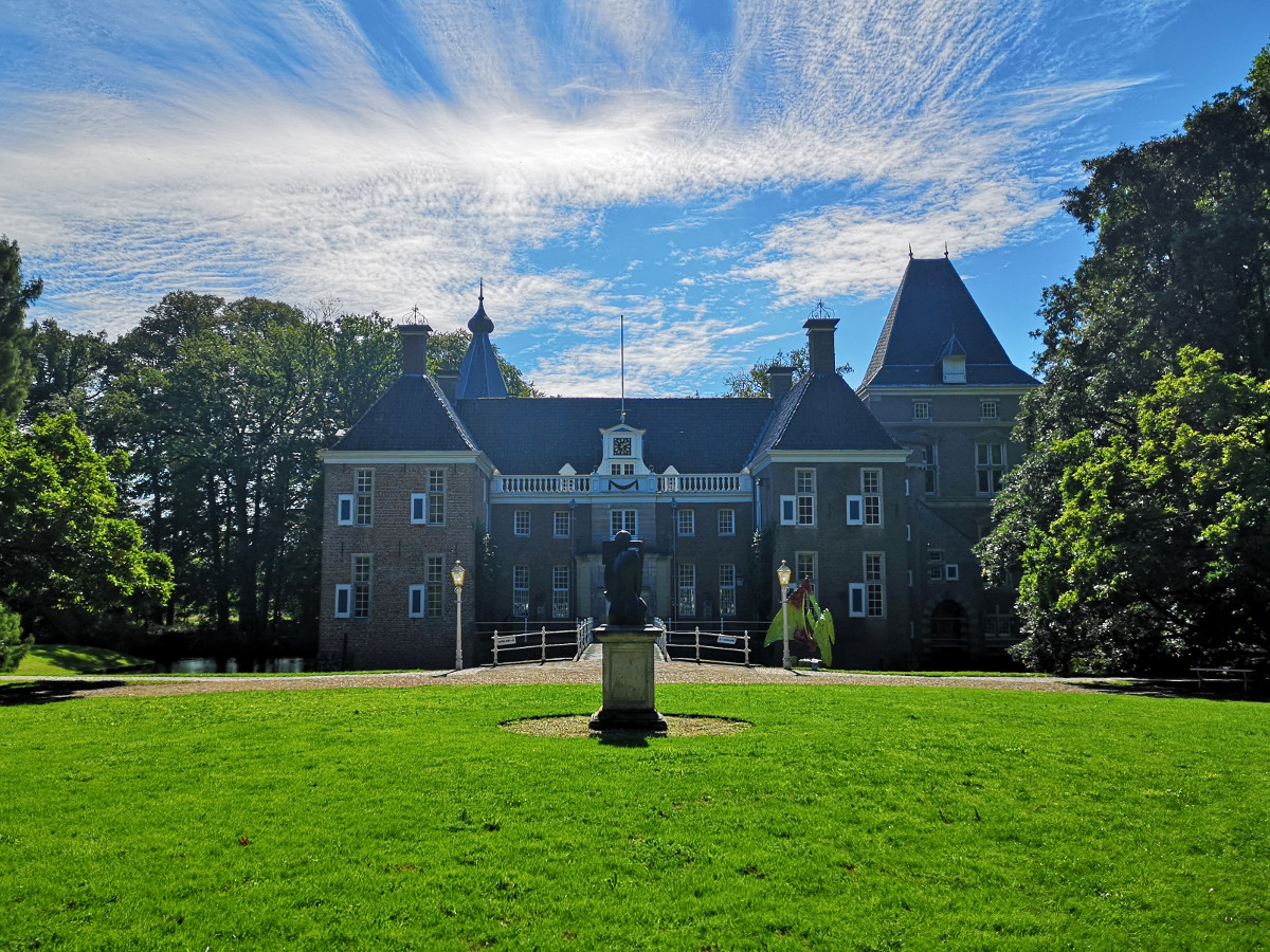 Castle Het Nijenhuis near Zwolle has one awesome sculpture garden! Find out how to plan your visit here.