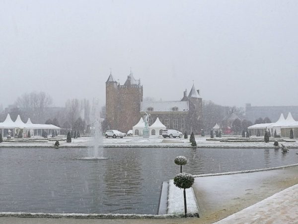 Want to visit a Christmas market in a castle?! You can at Castle Assumburg in the Netherlands! Find out how here.