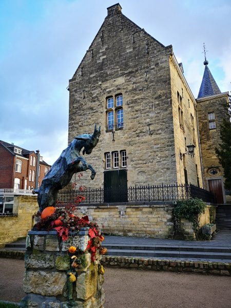 Valkenburg is the Christmas city of the Netherlands! Find out all about visiting this magical Dutch Christmas town (featuring Christmas markets in caves from Roman-times!) here.