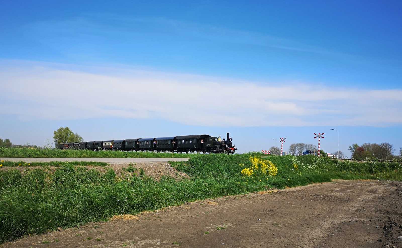 What it's like to ride the Dutch museum steam train and where to get photos of it with tulip fields